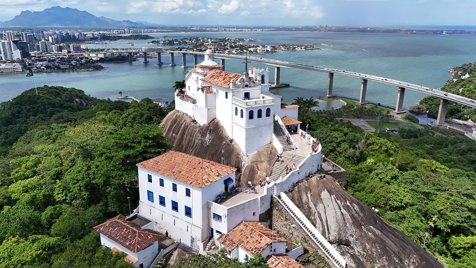 Vista aérea do Convento da Penha, da Terceira Ponte e de Vitória